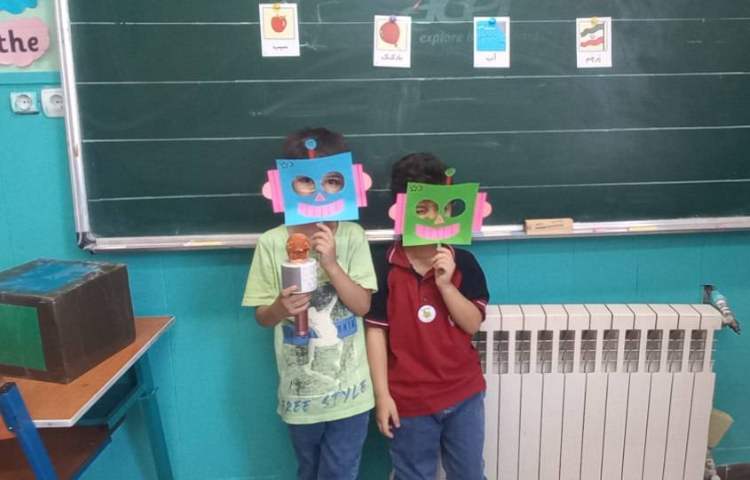 درس شیرین فارسی بخش کردن کلمات همراه با ماسک ربات