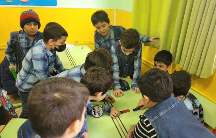 :درس علوم،فعالیت عملی مبحث نیرو همه جا 2 (نیروی مغناطیسی) غیر تماسی 10