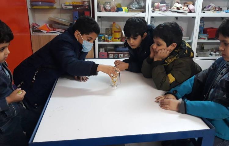 :درس علوم، آزمایش اثبات نیاز و و جود هوا در اطراف ما 1