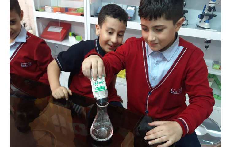 درس علوم آزمایش واکنش جوش شیرین با سرکه