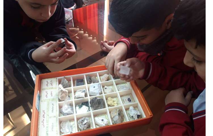 درس علوم آشناییی با انواع سنگها و آزمایش هیجان انگیز کوه آتش فشان 1