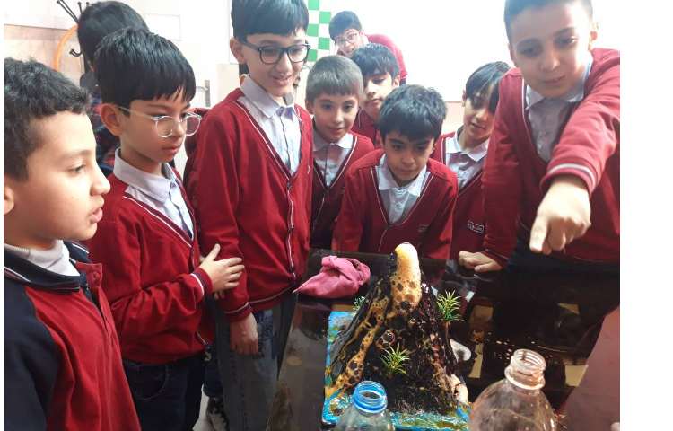 درس علوم آشناییی با انواع سنگها و آزمایش هیجان انگیز کوه آتش فشان