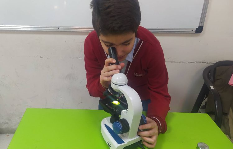 درس علوم انجام آزمایش و کار با میکروسکوپ 14