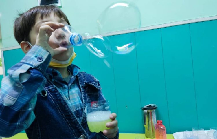 :درس علوم، درست کردن حباب ساز با استفاده از بطری و شامپو 1