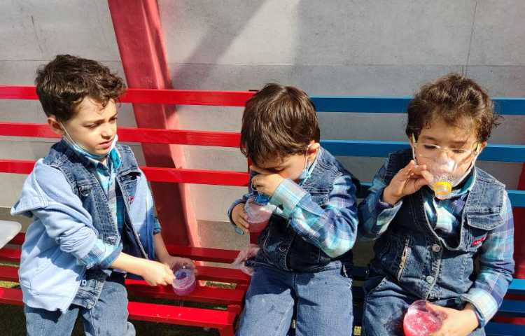 :درس علوم، درست کردن حباب ساز با استفاده از بطری و شامپو 3