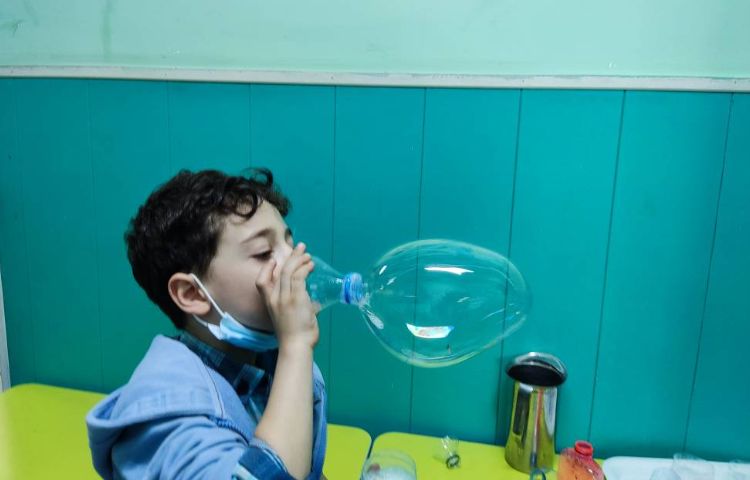 :درس علوم، درست کردن حباب ساز با استفاده از بطری و شامپو 4