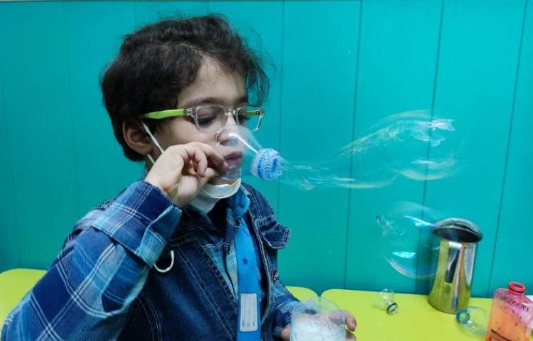 :درس علوم، درست کردن حباب ساز با استفاده از بطری و شامپو 5