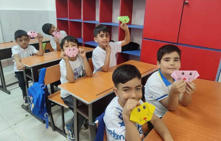 درس علوم ساخت اوریگامی ( سگ) در کلاس انجام شد. 3