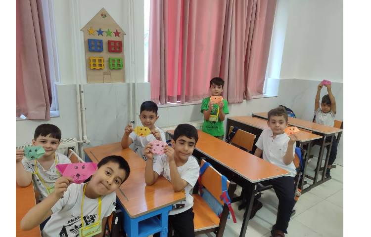 درس علوم ساخت اوریگامی ( سگ) در کلاس انجام شد.