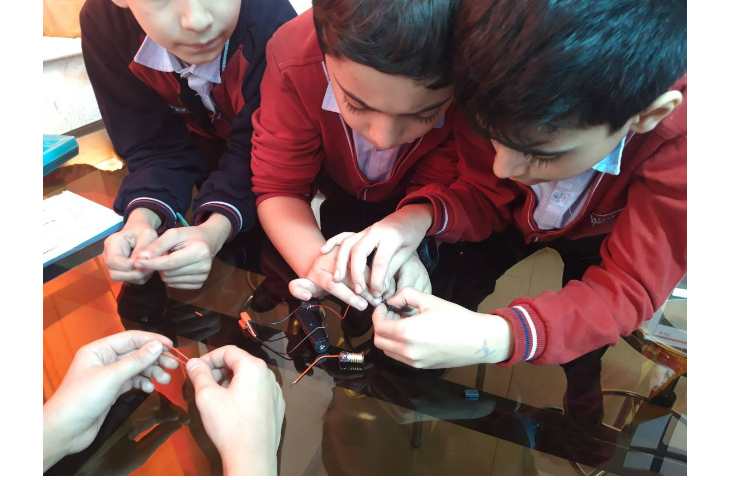 درس علوم ساخت مدار به صورت گروهی در آزمایشگاه علوم 1