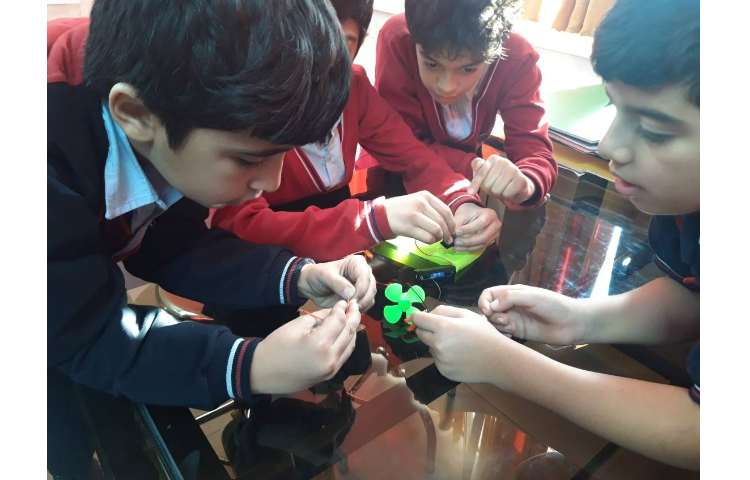 درس علوم ساخت مدار به صورت گروهی در آزمایشگاه علوم 2