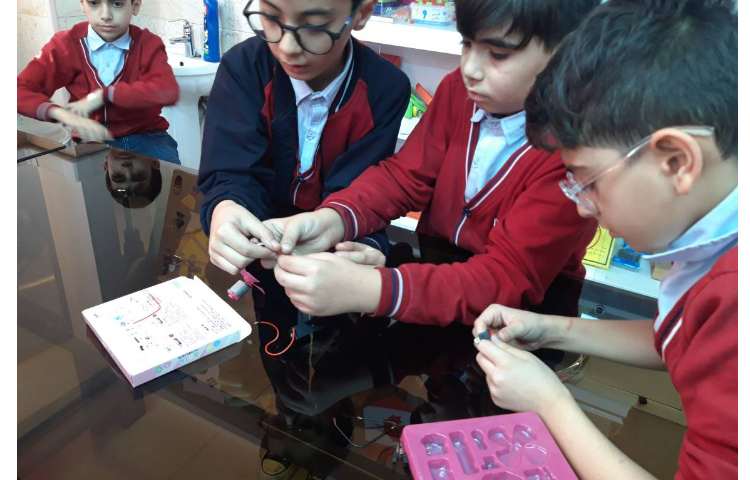 درس علوم ساخت مدار به صورت گروهی در آزمایشگاه علوم 3