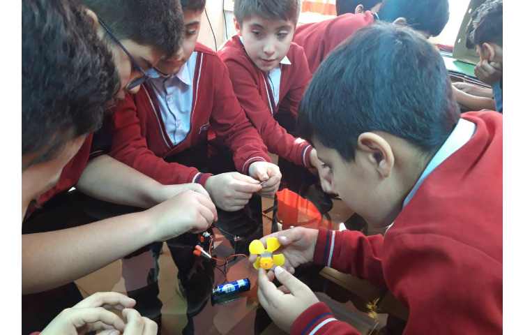 درس علوم ساخت مدار به صورت گروهی در آزمایشگاه علوم 4