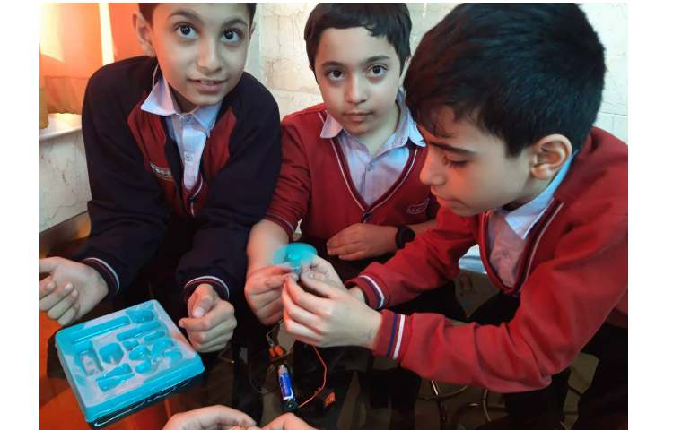 درس علوم ساخت مدار به صورت گروهی در آزمایشگاه علوم 5