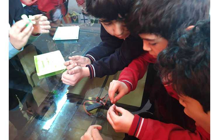 درس علوم ساخت مدار به صورت گروهی در آزمایشگاه علوم 6