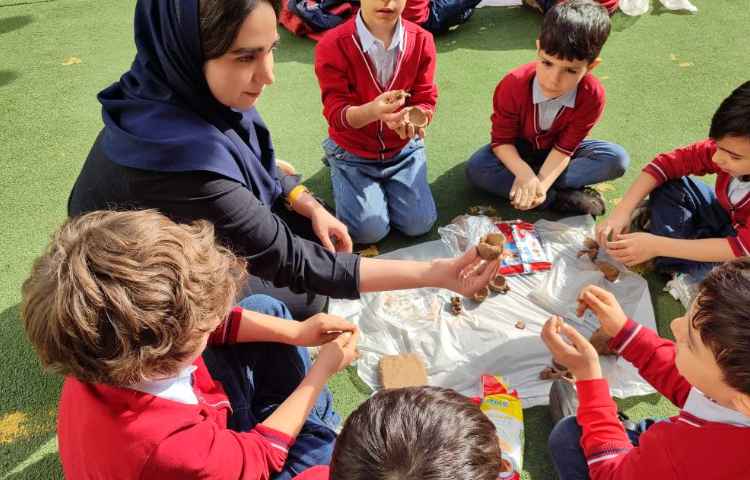 درس علوم، سفالگری با (گِلِ‌رُس) توسط دانش‌آموزان درحیاط مدرسه برگزار شد 1