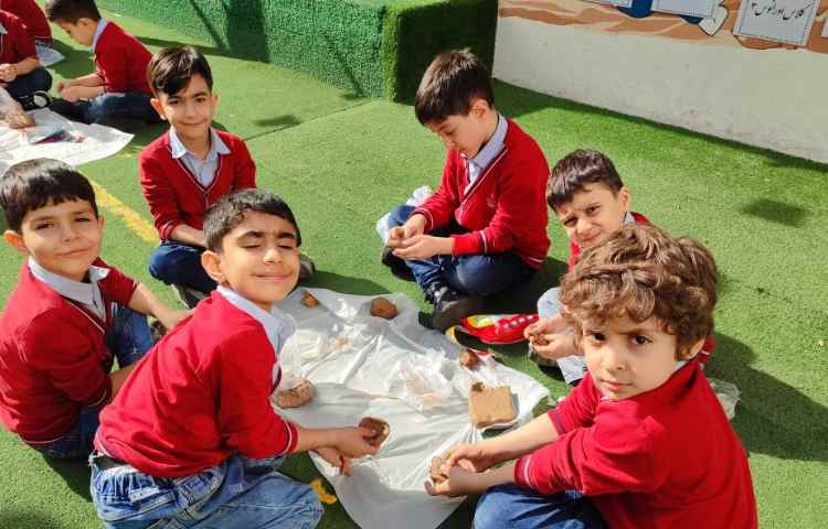 درس علوم، سفالگری با (گِلِ‌رُس) توسط دانش‌آموزان درحیاط مدرسه برگزار شد 2