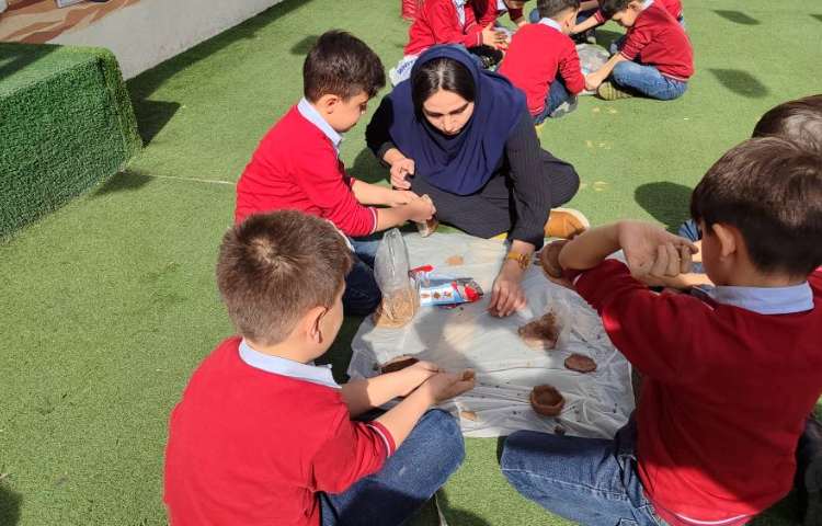 درس علوم، سفالگری با (گِلِ‌رُس) توسط دانش‌آموزان درحیاط مدرسه برگزار شد 3