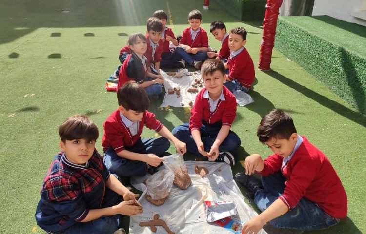 درس علوم، سفالگری با (گِلِ‌رُس) توسط دانش‌آموزان درحیاط مدرسه برگزار شد 4