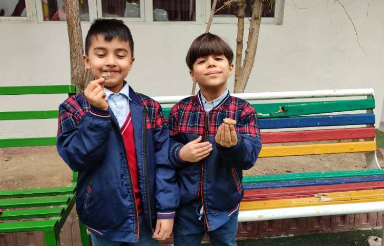 درس علوم، سفالگری با (گِلِ‌رُس) توسط دانش‌آموزان درحیاط مدرسه برگزار شد