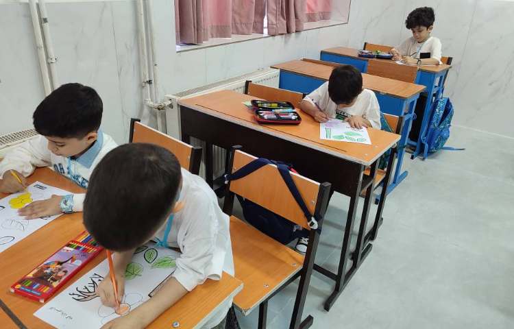 درس علوم : شناخت اجزای گیاه همراه با نقاشی و کاردستی در کلاس اجرا شد. 3