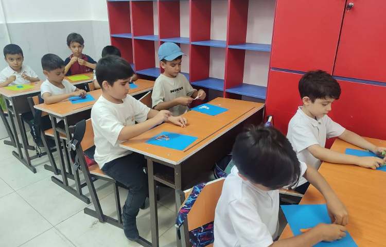 درس علوم مبحث مراحل رشد گیاه توسط بازی با خمیر درکلاس انجام شد. 1