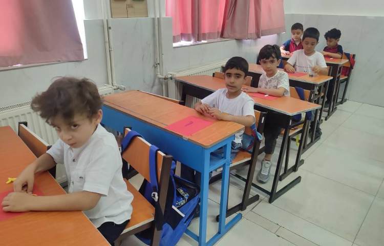 درس علوم مبحث مراحل رشد گیاه توسط بازی با خمیر درکلاس انجام شد. 2