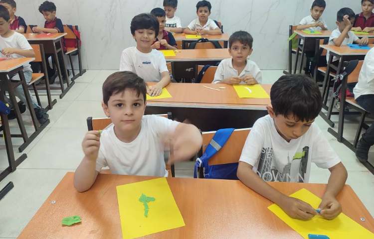 درس علوم مبحث مراحل رشد گیاه توسط بازی با خمیر درکلاس انجام شد. 3