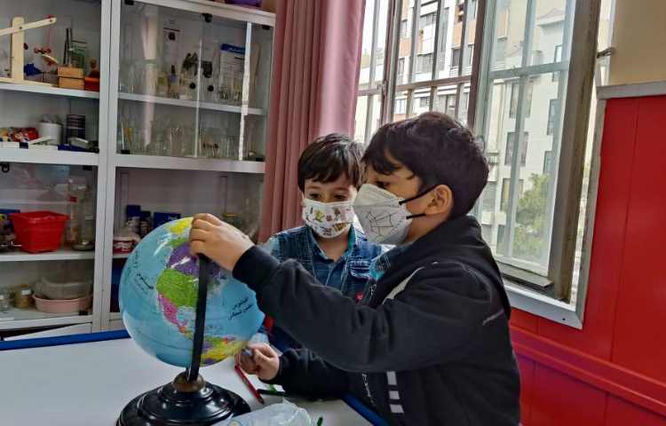 :درس علوم، مشاهده کره جغرافیا در آزمایشگاه 1