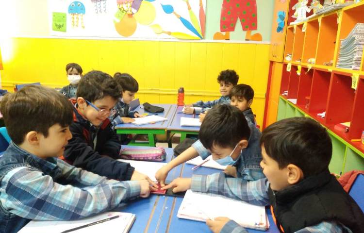 :درس فارسی، آشنایی با کلمه ی اثر و گذاشتن اثر انگشت با استامپ در کتاب 1