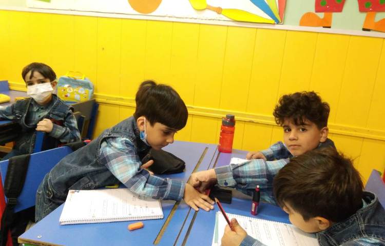 :درس فارسی، آشنایی با کلمه ی اثر و گذاشتن اثر انگشت با استامپ در کتاب