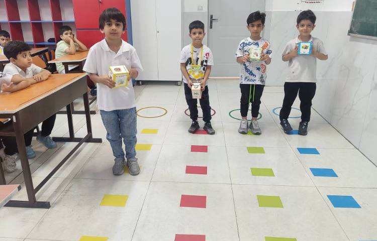 درس فارسی آموزش بخش کردن کلمات در کلاس همراه با بازی انجام شد. 2