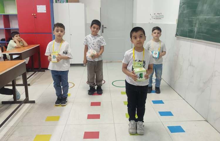 درس فارسی آموزش بخش کردن کلمات در کلاس همراه با بازی انجام شد. 3