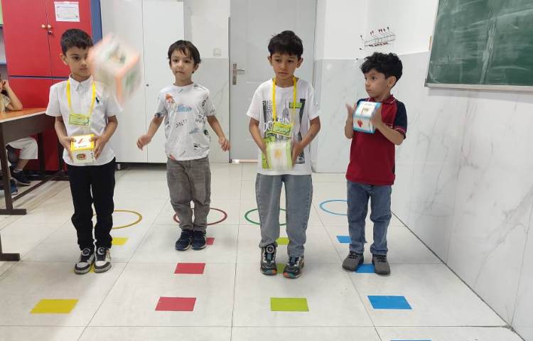 درس فارسی آموزش بخش کردن کلمات در کلاس همراه با بازی انجام شد. 4