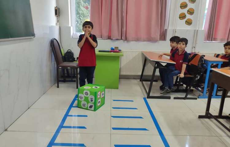 درس فارسی ، آموزش خط‌زمینه و مرور بخش کردن کلمات در کلاس انجام شد. 3