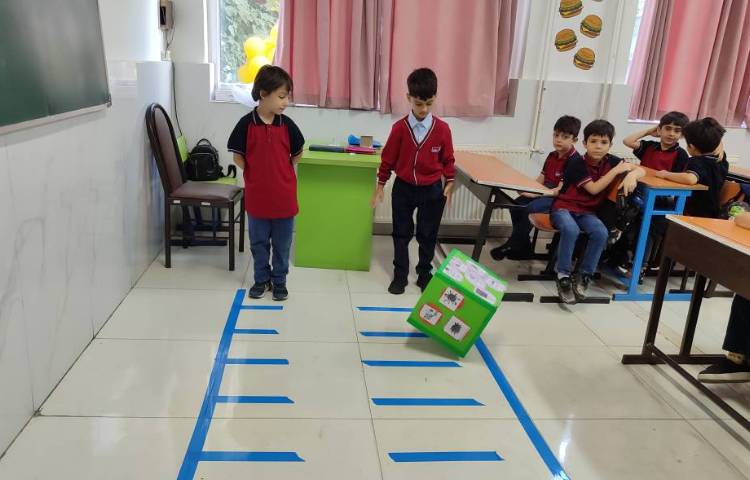 درس فارسی ، آموزش خط‌زمینه و مرور بخش کردن کلمات در کلاس انجام شد. 4