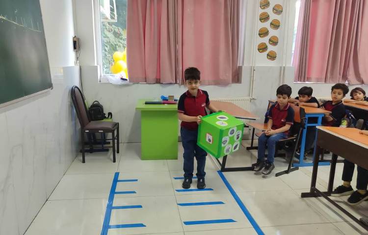 درس فارسی ، آموزش خط‌زمینه و مرور بخش کردن کلمات در کلاس انجام شد. 5