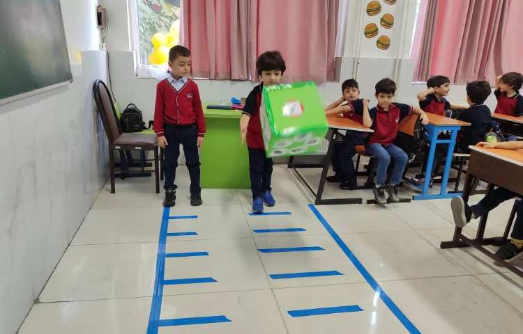 درس فارسی ، آموزش خط‌زمینه و مرور بخش کردن کلمات در کلاس انجام شد.