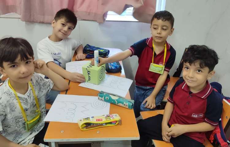 درس فارسی آموزش نحوه‌ی صحیح مداد دست گرفتن و تقویت عضلات در کلاس همراه با بازی انجام شد. 1