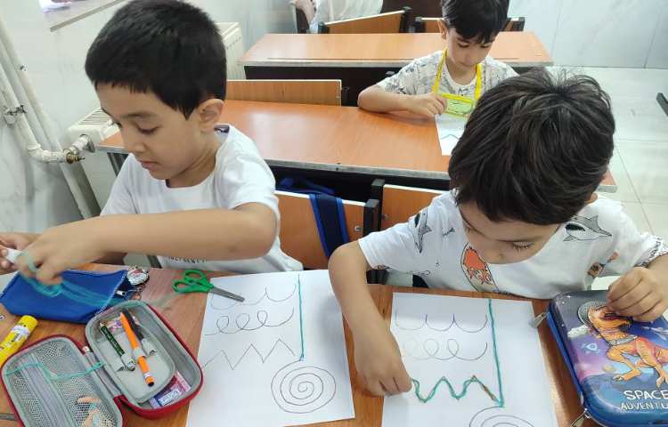 درس فارسی آموزش نحوه‌ی صحیح مداد دست گرفتن و تقویت عضلات در کلاس همراه با بازی انجام شد. 2