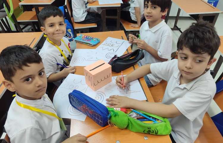 درس فارسی آموزش نحوه‌ی صحیح مداد دست گرفتن و تقویت عضلات در کلاس همراه با بازی انجام شد. 3