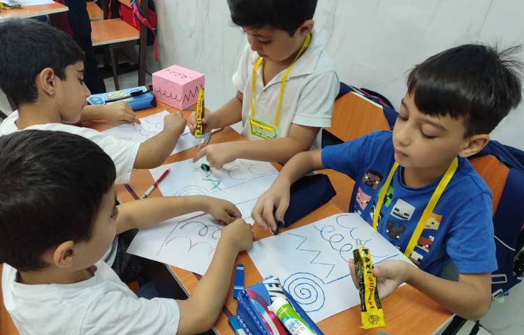 درس فارسی آموزش نحوه‌ی صحیح مداد دست گرفتن و تقویت عضلات در کلاس همراه با بازی انجام شد. 4