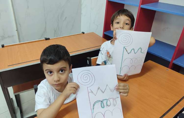 درس فارسی آموزش نحوه‌ی صحیح مداد دست گرفتن و تقویت عضلات در کلاس همراه با بازی انجام شد. 5