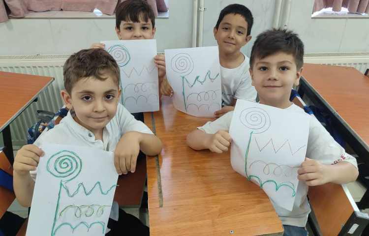 درس فارسی آموزش نحوه‌ی صحیح مداد دست گرفتن و تقویت عضلات در کلاس همراه با بازی انجام شد.