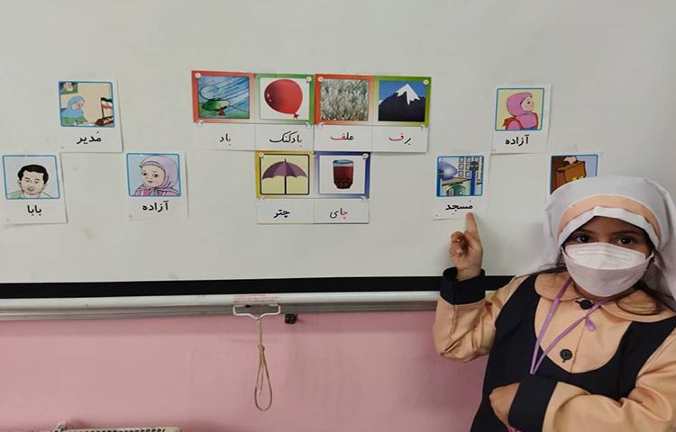 درس فارسی ، بخش کردن کلمات و آواشناسی توسط دانش آموزان 6