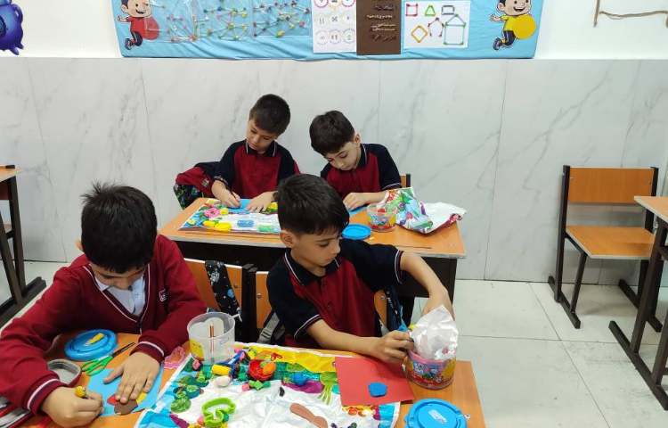 درس فارسی برای ایجاد انگیزه تدریس نشانه(ب) کاردستی ( بستنی ) درکلاس انجام شد 1