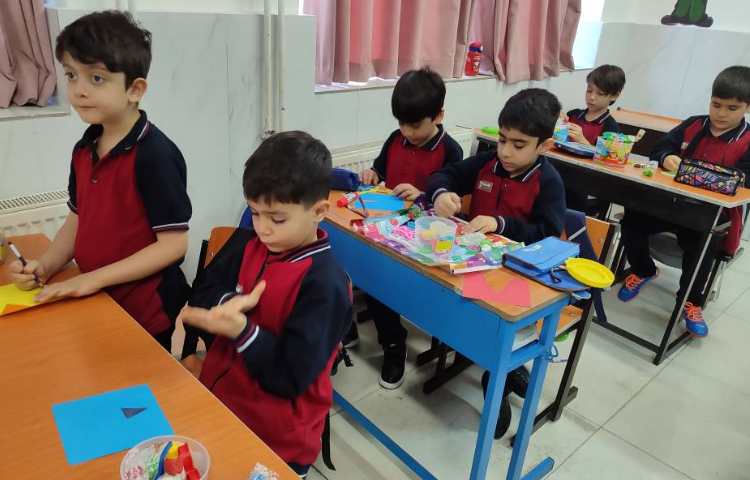 درس فارسی برای ایجاد انگیزه تدریس نشانه(ب) کاردستی ( بستنی ) درکلاس انجام شد 2