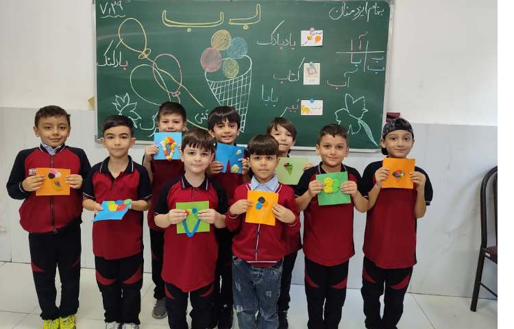 درس فارسی برای ایجاد انگیزه تدریس نشانه(ب) کاردستی ( بستنی ) درکلاس انجام شد 3