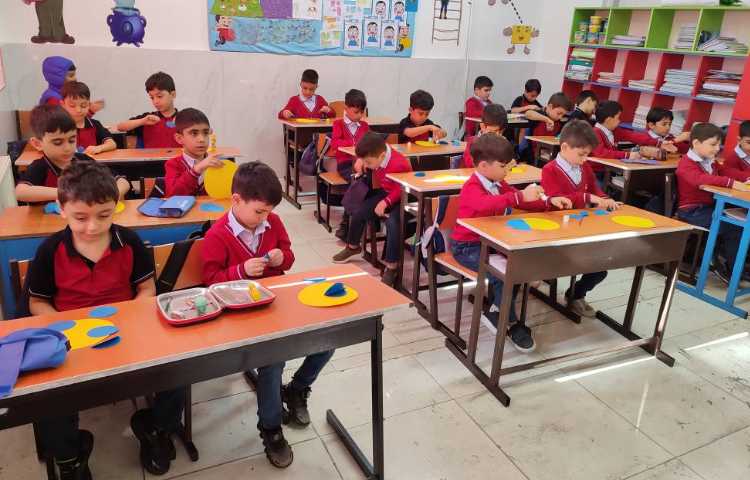 درس فارسی برای ایجاد انگیزه نشانه(م) کاردستی(ماهی) در کلاس انجام شد. 1