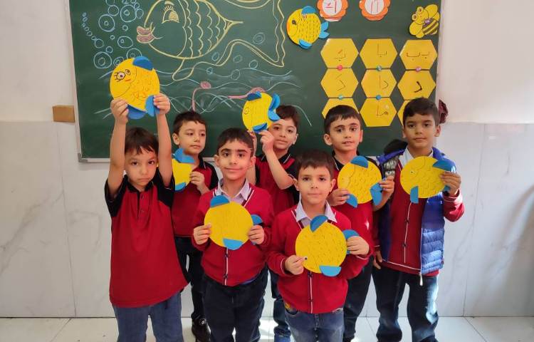 درس فارسی برای ایجاد انگیزه نشانه(م) کاردستی(ماهی) در کلاس انجام شد. 2